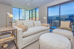 TV, stereo - Stylish Summit Hill Stay | Balcony + Walk DT (Knoxville)