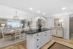 Dining - 🌊Beachfront Stunner | Panoramic Ocean Views | Great Amenities | Sandpiper 514🌊 (New Smyrna Beach)