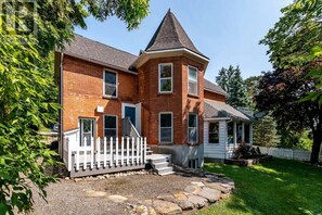 Exterior - Muskoka Stay in Downtown Huntsville with Firepit (Huntsville)