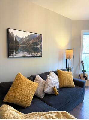 Living area - Muskoka Stay in Downtown Huntsville with Firepit (Huntsville)