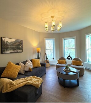 Smart TV, books - Muskoka Stay in Downtown Huntsville with Firepit (Huntsville)
