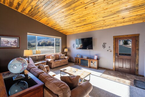 Charming 2-bedroom cabin with AC in peaceful Gardiner