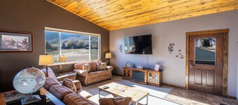 Charming 2-bedroom cabin with AC in peaceful Gardiner