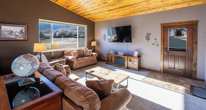 Charming 2-bedroom cabin with AC in peaceful Gardiner