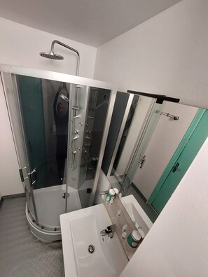 Quadruple Room | Bathroom | Shower, hair dryer, towels, soap - Les Marais Comtois (Saône)