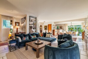 TV, fireplace - Beatrice, villa with pool and view over St Paul de Vence village (Saint Paul de Vence)