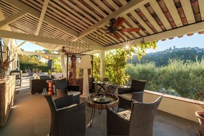 Outdoor dining - Beatrice, villa with pool and view over St Paul de Vence village (Saint Paul de Vence)