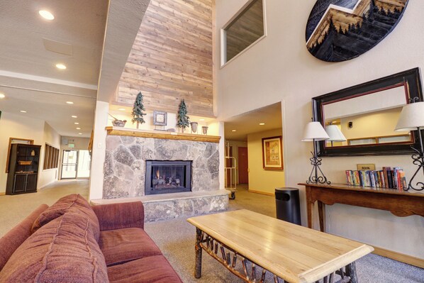 Fireplace - Ski in Ski out, Hot Tub, Perfect Mountain Getaway FP219 (Copper Mountain)