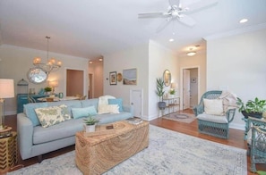 Living area - Auburn Zen Den-Close to Campus (Auburn)