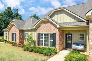 Exterior - Auburn Zen Den-Close to Campus (Auburn)
