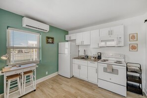 Private kitchen - Cozy Studio w/ Kitchenette | River Parks + Murals (Melbourne)