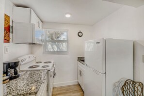 Private kitchen - Studio Stay w/ Kitchenette | Near EGAD & Beach (Melbourne)