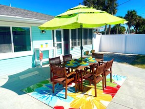 Outdoor dining - Charming Coastal Retreat 4-Min Walk to beautiful Atlantic Ocean  2BR/2BA (Ormond Beach)