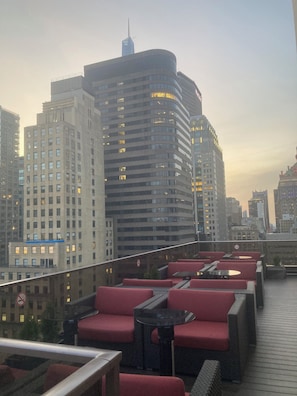 Terrace/patio - Luxe 1bd condo at Midtown 45, king bed, full ktc  amazing city views from lounge (New York)