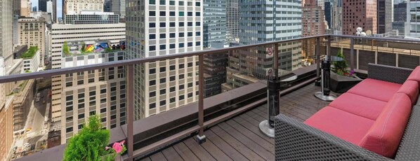 Terrace/patio - Luxe 1bd condo at Midtown 45, king bed, full ktc  amazing city views from lounge (New York)