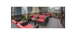 Terrace/patio - Luxe 1bd condo at Midtown 45, king bed, full ktc  amazing city views from lounge (New York)