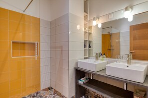 Shower, hair dryer, towels - Holiday Home “Le Moulin de Mirande” with Terrace, Private Garden & Wi-Fi (La Tour-sur-Orb)