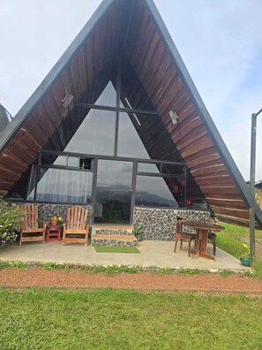 Outdoor dining - Valhalla cabin with jacuzzi, fireplace and mountain view (Angeles Sur)