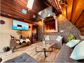 Living area - Valhalla cabin with jacuzzi, fireplace and mountain view (Angeles Sur)