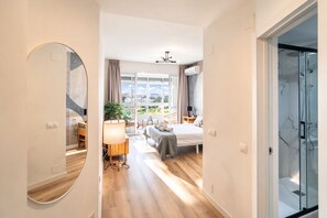 Tabla de planchar con plancha, wifi gratis y ropa de cama 