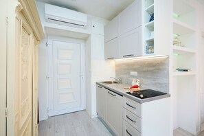 Fridge, stovetop, coffee/tea maker, toaster - Sophie 1 - Old Town Heritage Suite (Dubrovnik)