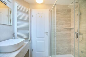 Shower, hair dryer, towels - Sophie 2 - Old Town Heritage Apartment (Dubrovnik)