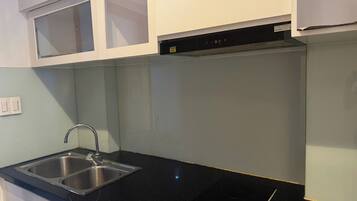 Grand Suite, 1 Bedroom, Club Lounge Access, Pool View | Private kitchen