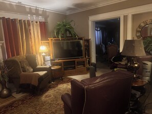 Living area - Perfect 5-bedroom house with AC in charming Kansas City (Kansas City)