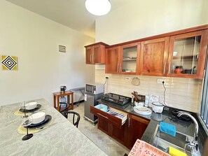 Private kitchen - Cozy 1BR Apt - Business & Leisure - Mbezi Beach (Dar es Salaam)