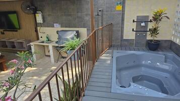 Tina de hidromasaje al aire libre