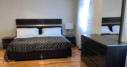 Luxury 4BR Family Home in Vaughan – Free Parking & WiFi”