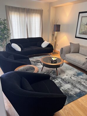 TV - Luxury 4BR Family Home in Vaughan – Free Parking & WiFi” (Vaughan)