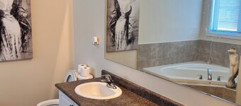 Luxury 4BR Family Home in Vaughan – Free Parking & WiFi”