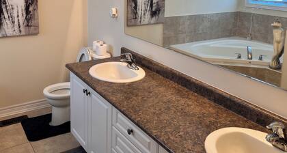 Luxury 4BR Family Home in Vaughan â Free Parking & WiFiâ