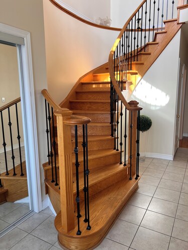 Luxury 4BR Family Home in Vaughan – Free Parking & WiFi”