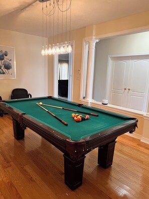 Games room - Luxury 4BR Family Home in Vaughan – Free Parking & WiFi” (Vaughan)