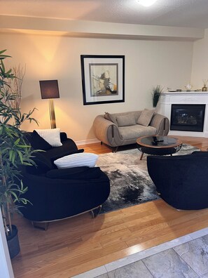 TV - Luxury 4BR Family Home in Vaughan – Free Parking & WiFi” (Vaughan)