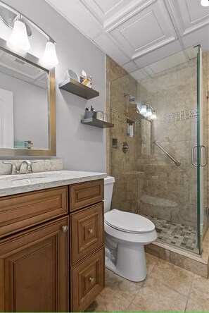 Hair dryer, towels, soap, toilet paper - Serene Private Apartment w/ Views & Terrace (Chattanooga)