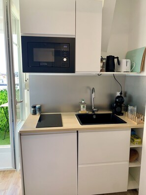 Fridge, microwave, stovetop, coffee/tea maker - Un balcon sur la ville, Mini studio in the heart of the city: banks of the Loire/Tram/ Fac (Tours)