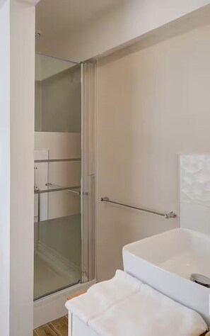 Shower, hair dryer, towels, soap - Un balcon sur la ville, Mini studio in the heart of the city: banks of the Loire/Tram/ Fac (Tours)