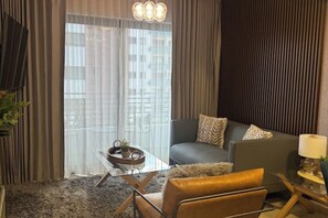 A modern living room with a sofa, armchair, and coffee table. - 2 bedr. apartment + studio + balcony + fast Wifi (Tegucigalpa)