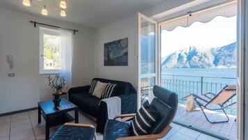 Departamento (2 Bedrooms) | Área de sala de estar | Televisión de 32 pulgadas con canales digitales