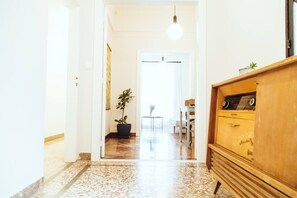 Interior - we saw athens from 4b (Athina)