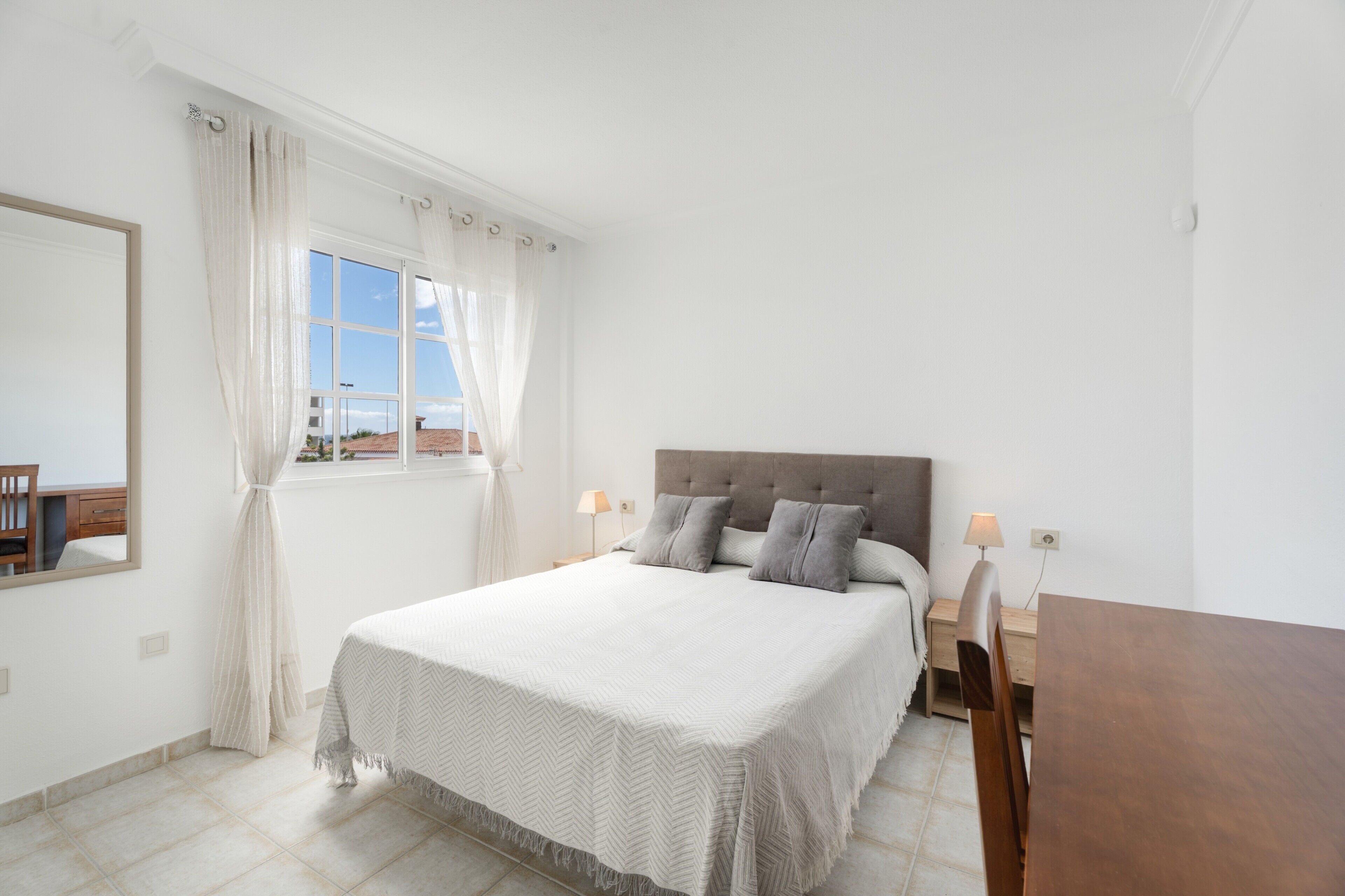 1 dormitorio, tabla de planchar con plancha, wifi y ropa de cama