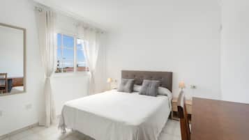 1 dormitorio, tabla de planchar con plancha, wifi y ropa de cama