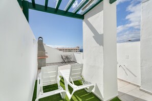Terrace/patio - Vacation Apartment 'Luminoso Piso Costa Del Silencio' with Sea View, Shared Pool and Wi-Fi (Arona)