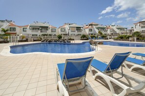 Pool - Vacation Apartment 'Luminoso Piso Costa Del Silencio' with Sea View, Shared Pool and Wi-Fi (Arona)