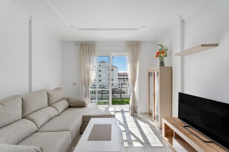 Télévision. Appartement de vacances « Luminoso Piso Costa Del Silencio » avec vue mer, piscine et Wi-Fi