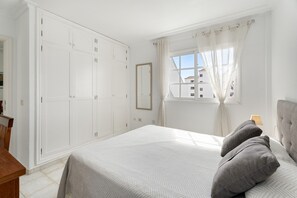 Room - Vacation Apartment 'Luminoso Piso Costa Del Silencio' with Sea View, Shared Pool and Wi-Fi (Arona)