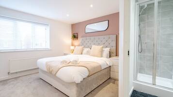 4 bedrooms, iron/ironing board, Internet, bed sheets